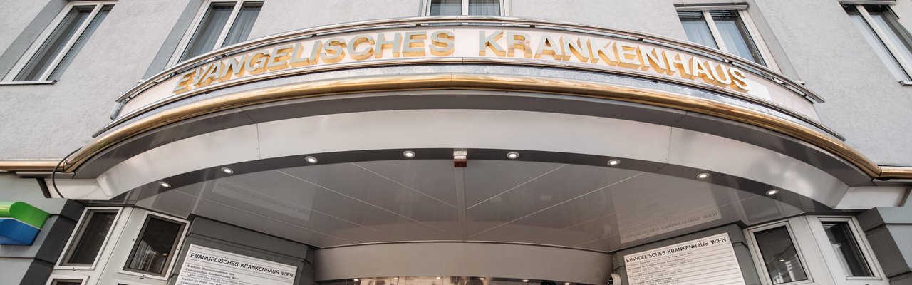Außenansicht des Eingangsbereichs des Evangelischen Krankenhausess